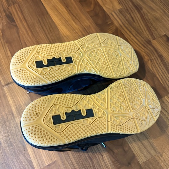 Max Lebron 11 Low “Gum” - size 11 - Picture 3 of 3